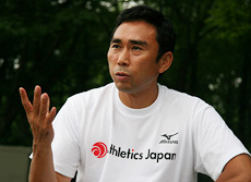 インタビューに答える高野進(2007年7月3日)