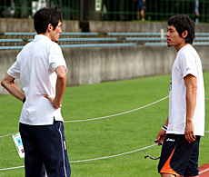練習開始前、世界陸上男子４００メートル日本代表の金丸祐三（右）と話す