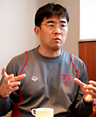 身振り手振りを交え、インタビューに答える平井伯昌コーチ（2007年2月25日）