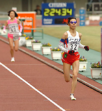 第26回大阪国際女子マラソン 小崎まり(右)は加納由里を振り切り2位でゴール=2007年1月28日、大阪・長居陸上競技場