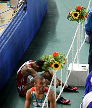 男子400メートル障害1次予選 為末大は予選落ちとなり通路に座り込む