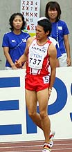 男子４００メートル予選で左足を痛めてしまった金丸祐三（撮影・鈴木豊）