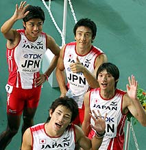 男子４００メートルリレーで予選通過した左から末続、朝原、高平、塚原