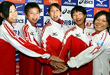 健闘を誓う女子マラソンの左から小崎、原子、土佐、橋本、嶋