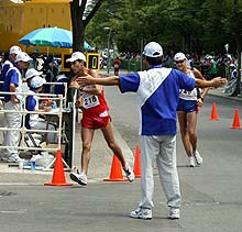 周回確認とメーンスタジアムへの誘導を行う係員ら（撮影・浅見桂子）