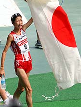 銅メダルを獲得した土佐は泣き顔で日の丸を掲げる。(撮影・鈴木豊)