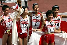 日の丸を背負って笑顔で手を振る（左から）原、小崎、土佐、嶋原、橋本