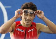 男子100メートル2次予選を通過し、笑顔を見せる塚原直貴(共同)