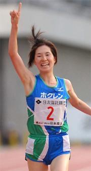 女子1万メートルで優勝した赤羽有紀子(撮影・倉掛優一)