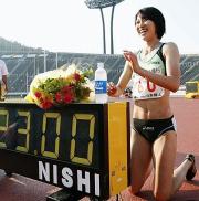 女子200メートルで日本新をマークし、笑顔で記念写真に納まる福島千里