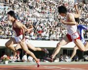 男子１００メートル決勝、１０秒１４で初優勝した江里口匡史（左）