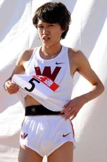 レースを終えてシャツをまくり上げる大迫(撮影・松本俊)