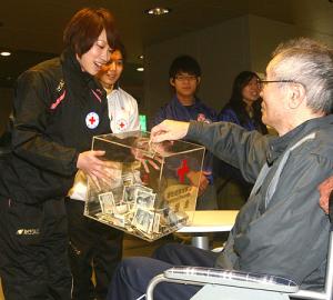 笑顔で募金を呼び掛ける福島千里(左)(撮影・松末守司)