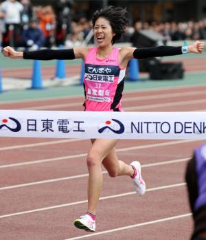 ガッツポーズしながらゴールテープをきる重友(撮影・田崎高広)