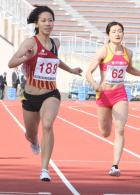 力強い走りを見せた福島(左)、右は2位の渡辺(撮影・松末守司)
