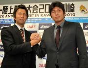 記者発表に出席した男子やり投げの村上幸史（右）とディーン元気