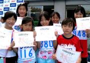 記録証を手に笑顔を見せる子供たち（撮影：矢島可奈子）