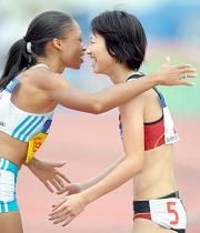 優勝したアリソン・フェリックス（左）と笑顔で抱き合う福島千里
