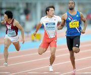 塚原直貴（中央）をかわし優勝したタイソン・ゲイ（右）。左は江里口匡史