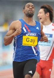 男子１００メートルで塚原（右）をかわし優勝したゲイ（撮影・下田雄一）