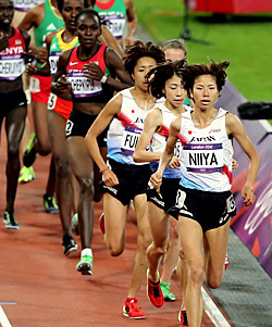 ２０１２年ロンドン五輪・８日目・陸上・女子１万メートル決勝　スタート後、先頭を走る日本勢。２番目が吉川。先頭は新谷仁美、３番目が福士加代子＝２０１２年８月３日