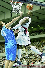 第3クオーター、片手でダンクシュートを決める米国のウェード(共同)