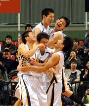 ３連覇を喜ぶ洛南の選手たち