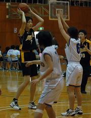 身長195センチを誇る明成のセンター陶(左)