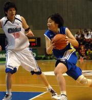 大会最注目選手の桜花学園の渡嘉敷とマッチアップした山形商の大沼（右）