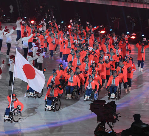 平昌パラリンピック開会式で行進する日本選手団