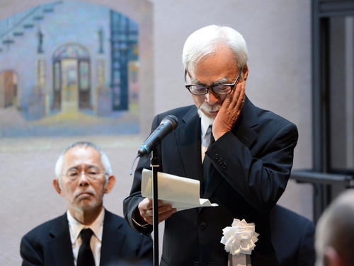 三鷹の森ジブリ美術館で行われた、高畑勲監督お別れの会で、あいさつしながら涙をぬぐう宮崎駿監督（右）。左は鈴木敏夫プロデューサー