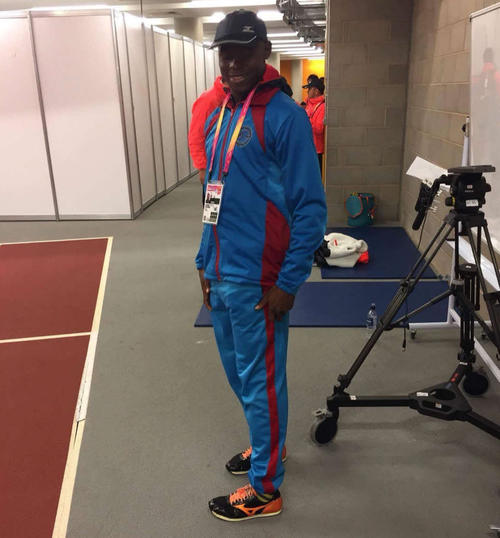 17年世界選手権で、飯塚からもらった新しいシューズを履き、笑顔のマツェンジワ