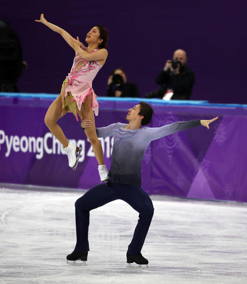 平昌五輪　フィギュアスケート・アイスダンスフリー　演技する村元（左）とリード（2018年2月20日）