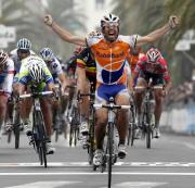 スプリント勝負を制して優勝したフレイレ（ＡＰ）