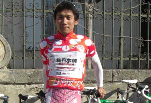 繰り上げながら山岳ジャージを着た清水都貴(Photo:Cyclisme Japon)