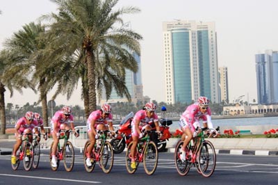 チームタイムトライアルでペルシャ湾沿いを走るエキップアサダチーム(Photo:Cyclisme Japon/Chiho)