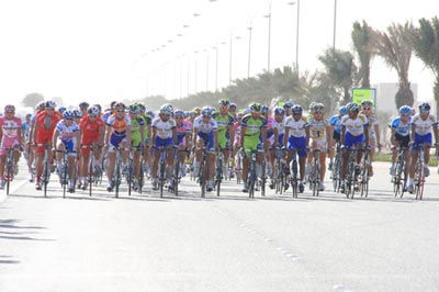 喪章をつけて走り、集団でゴールした選手たち(Photo:Cyclisme Japon/Chiho)