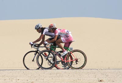 先頭を追い、集団からアタックをかけた菊池(エキップアサダ=手前)(Photo:Cyclisme Japon/Chiho)