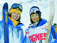 笑顔を見せるモーグル女子で２位の上村愛子（右）と４位の伊藤みき（共同）
