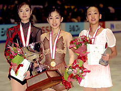 05年全日本フィギュア最終日　優勝した村主章枝（中央）と２位浅田真央（右）と３位荒川静香