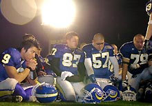 試合後、悔しそうな表情で座り込むQB三原(左)ら関学大の選手(撮影・加藤仁)