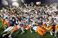 関学大対法政大　優勝を決め笑顔で集合写真に納まる法大の選手たち
