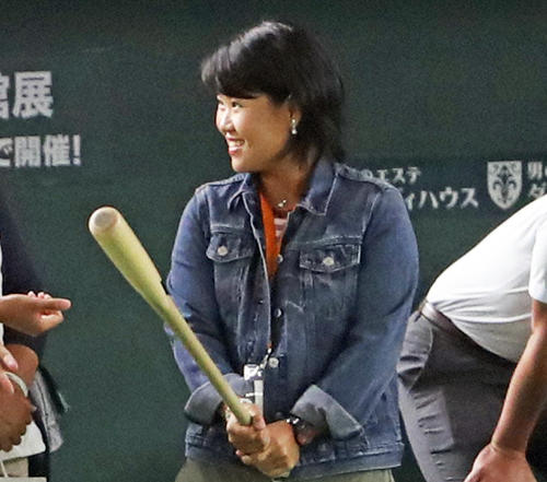 巨人高橋由伸監督からもらったノックバットを手に笑顔の畑岡奈紗（2018年8月29日撮影）