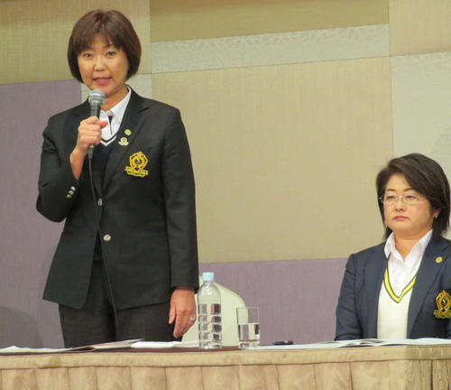 １９年の日本女子ツアー日程を発表する日本女子プロゴルフ協会の小林浩美会長（左）。右は原田香里副会長