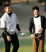 松坂大輔(左)は、勝利に恐縮顔の石川遼に笑顔を見せる(撮影・宇治久裕)