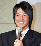 プロ宣言した石川遼は笑顔で会見する(撮影・中村誠慈)