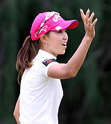 １６番ホールでバーディーを決め声援に応える上田桃子（撮影・築山幸雄）