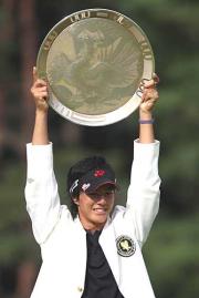 表彰式で優勝プレートを高々と掲げる石川遼（撮影・狩俣裕三）