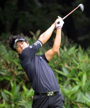 第1R、13番でティーショットを放つ石川(撮影・宮川勝也)
