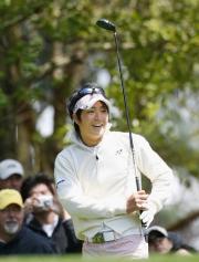 練習ラウンド、４番でティーショットの行方に笑顔の石川遼（共同）